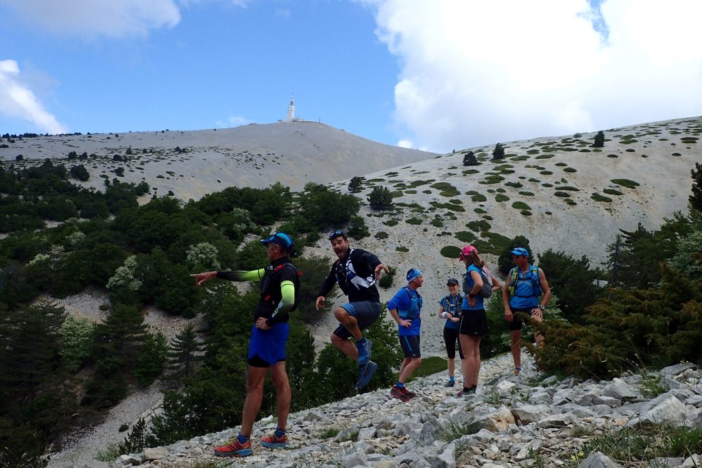 premier plan 6 traileurs : 4 hommes et 2 femmes. Arrière paln le Mont-Ventoux vue en contre plongée