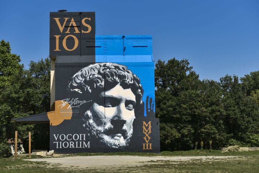 silo qui se situe face au "Moulin de César". Il a une peinture sur la totalité représentant l'empereur Hadrien.